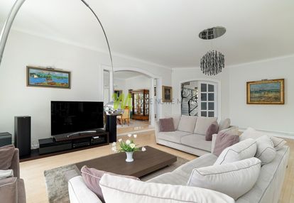 Rezydencja o rozłożystej bryle, podolany