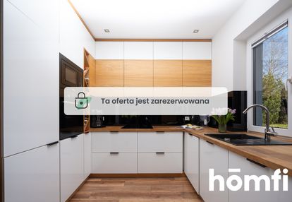 Dom z zadbanym ogrodem i wolnostojącym garażem