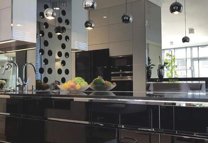 Przestronny apartament w miasteczku, meble, garaż