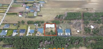 **działka z budynkiem gospodarczym**