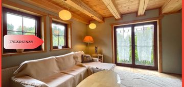 Drewniany dom z bali z widokiem na las