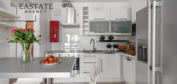 Ciche i słoneczne i zamknięte zielone osiedle