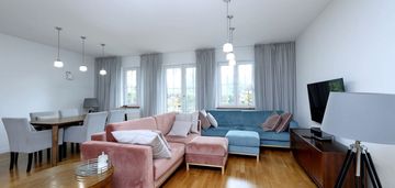 Segment skrajny z pięknie zagospodarowanym ogrodem