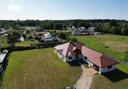 Piękny, piętrowy dom w spokojnej okolicy.