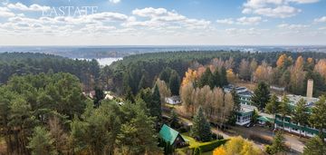 Drewniany dom z ogrodem i basenem, jachranka