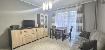 Kawalerka z balkonem na osiedlu sudeckim.