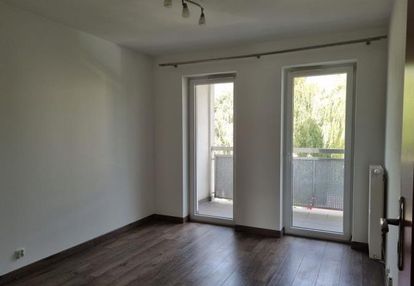 Klasyczny układ pomieszczeń w niskim bloku.