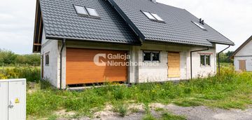 Dom z elewacją , ogrodzeniem ,zielona  okolica