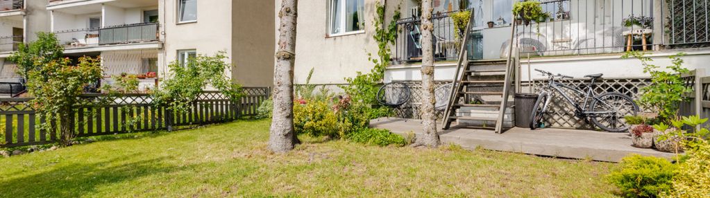 Parter z ogrodem obok lasu, dla rodziny – karwiny