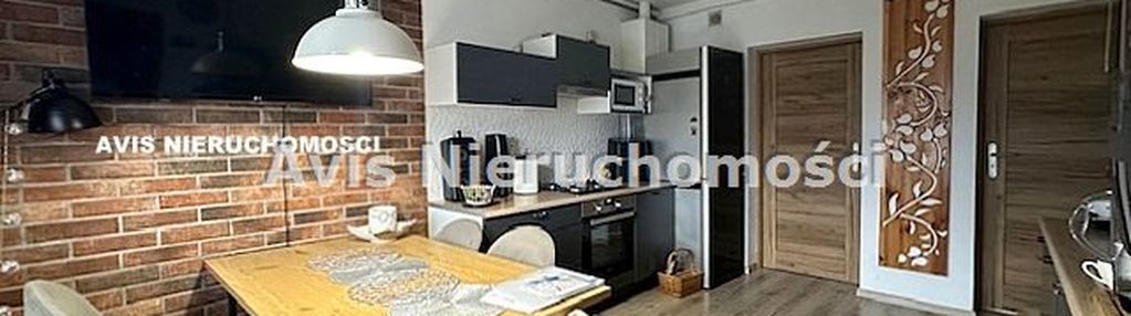 Do mieszkania przynależy garaż oraz ogródek.