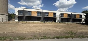 Nowe bezczynszowe mieszkania w zabudowie szeregowej – wysoki standard, ogródki i 2 miejsca postojowe