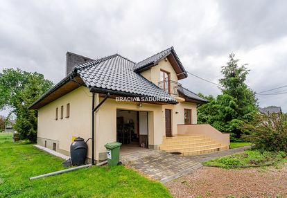 Jasny i funkcjonalny dom 10-arowej działce rączna
