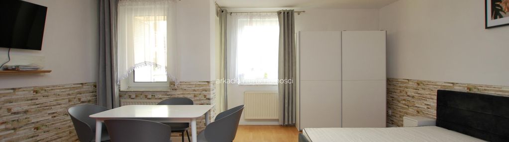 Jasna, przestronna kawalerka z balkonem i osobną kuchnią.