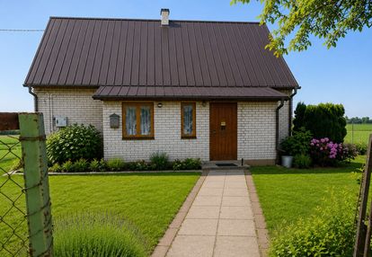 Dom z budynkami gospodarczymi w pogorzelcu