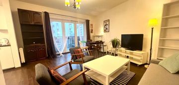 Salon z aneksem i sypialnia, balkon, garaż