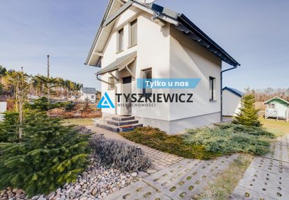 Dom śluza blisko jeziora wieckie