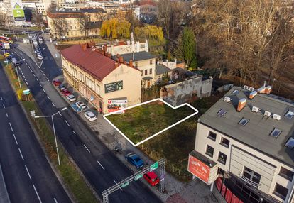 Działka pod zabudowę usługowo-handlowo-mieszkalną.