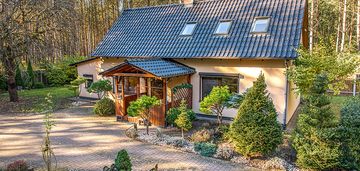 Leśny dom pośród jezior w miedzichowie