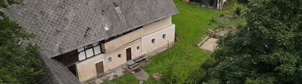 Dom z zabudowaniami w malowniczym marczowie