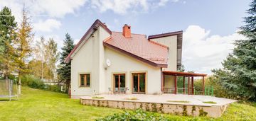 Dom w cichej okolicy z antresolą i 3 sypialniami