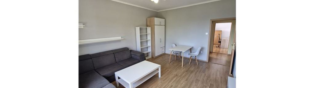 Umeblowany pokój z balkonem w domu jednorodzinnym