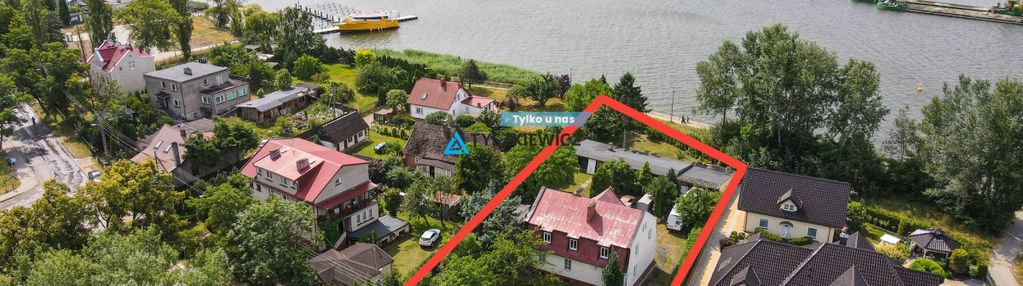 Dom w linii brzegowej z widokiem na sol marine