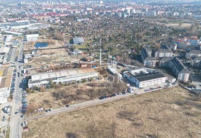 Działka zabudowana obiektami komercyjnymi