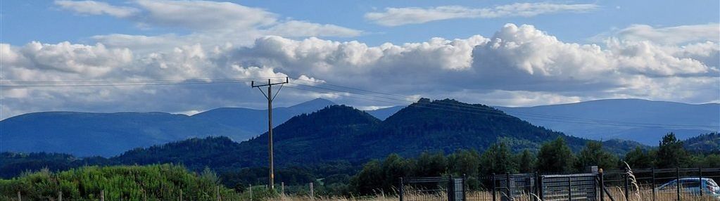 Mały domek z pieknym widokiem na panoramę gór.