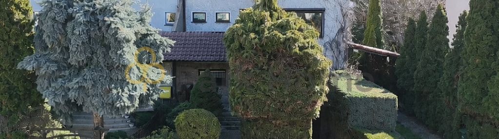 Dom z poddaszem, piwnicą i garażem