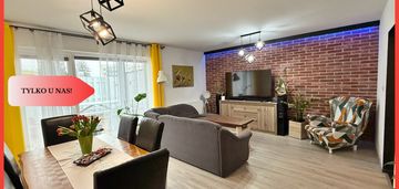 Nowoczesny dwupoziomowy segment z ogródkiem