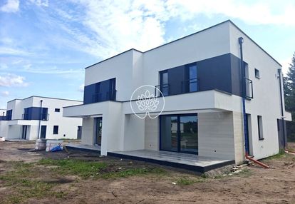 Osiedle nowoczesnych domów w otoczeniu natury