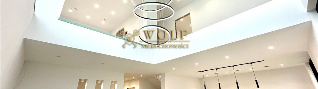 Nowoczesny dom z dużymi przeszkleniami i smarthome