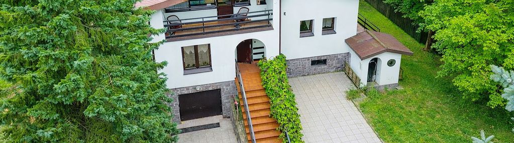 Dom w hornówku w zalesionej okolicy