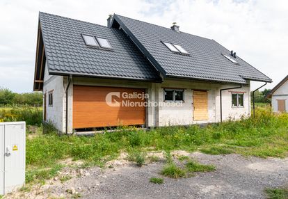 Dom z elewacją , ogrodzeniem ,zielona  okolica