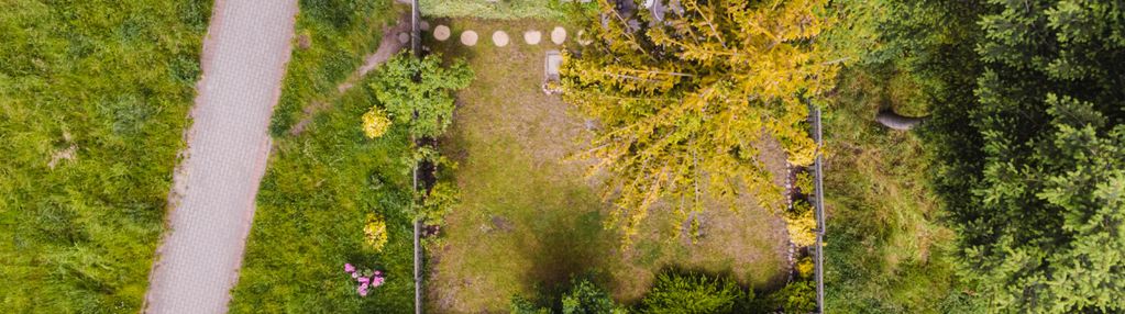 Parter z ogrodem obok lasu, dla rodziny – karwiny