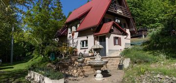 Uroczy dom na górze żar