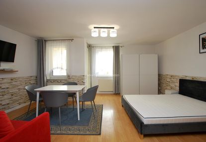 Jasna, przestronna kawalerka z balkonem i osobną kuchnią.