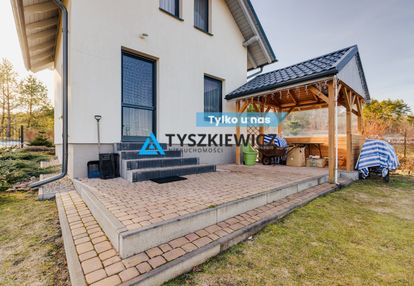 Dom śluza blisko jeziora wieckie