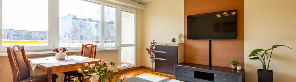 Jasne, przestronne mieszkanie z balkonem