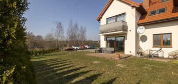 Mieszkanie z kominkiem i pięknym wykończeniem