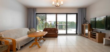 Funkcjonalny dom z kominkiem i dużym tarasem