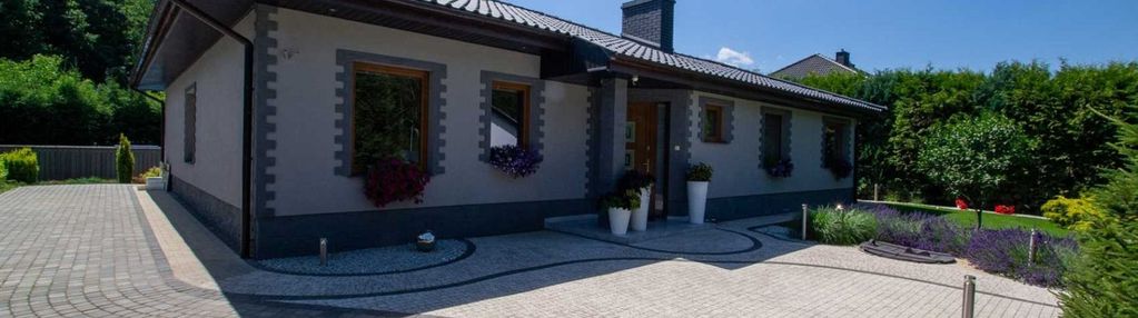 Dom z basenem w chodzieży