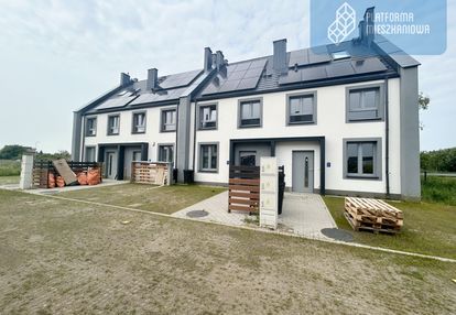 Szereg z ogródkiem i miejscem parkingowym