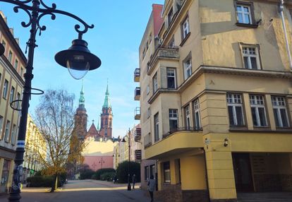 Jasne, przestronne mieszkanie przy rynku legnicy!