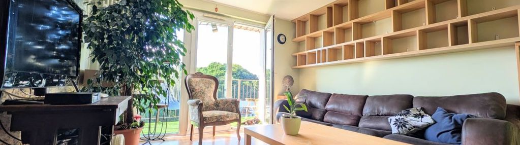 Przestronne mieszkanie z widokiem na las.