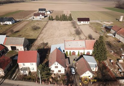 Działka inwestycyjna z zabudowaniami