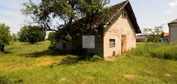Duża działka z drewnianym domkiem i budynkiem gosp