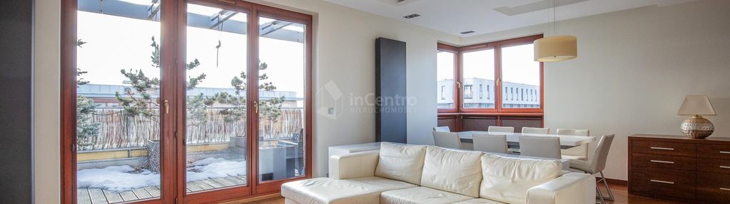 Przestronny apartament z tarasem. czerwone maki.