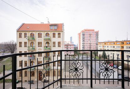 Piękna kamienica z balkonem