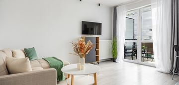 Ostatanie piętro-duży balkon-siłownia-parking-przestrzeń